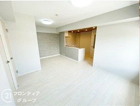 リビングは、家族や友人との時間を楽しむのに最適な広さです。快適な居住空間を提供します。
