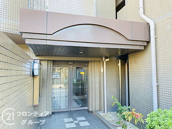 落ち着いた雰囲気のエントランスは、訪れる人に心安らぐ空間を提供し、温かく迎えてくれます！