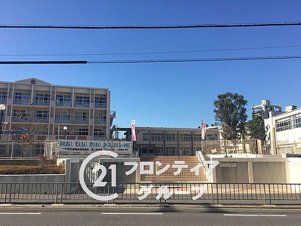 守口市立守口小学校 徒歩9分。 創立明治5年(1872年)という歴史と伝統のある学校です。かつては、特別活動、国際理解教育などで府の指定を受け、その成果が本校の教育活動に今も生き続けています…