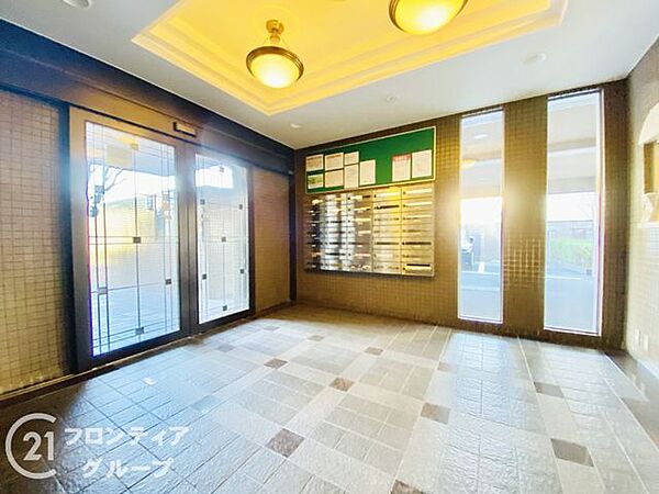 シンプルなロビーですが、住む人にとって居心地の良い空間を提供します
