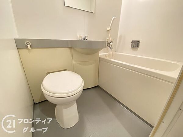 機能的で清潔なバスルームで、快適な生活を実現します。毎日の疲れを癒すリフレッシュタイムをお楽しみください。