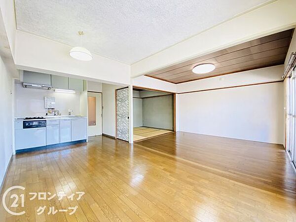 明るい日差しがさすリビングは、家族の憩い空間。お庭を眺めながら、毎日話が弾みそうですね♪