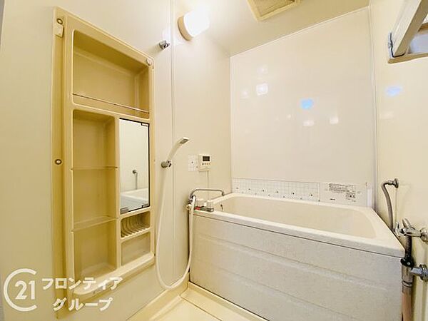 給湯器リモコンの設置あり！追い炊きが簡単なので、いつでも楽に入浴できます。きれいな浴室で1日の疲れを癒してください