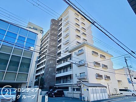 シンプルながらも存在感のあるマンション外観は、住む人を魅了し、日常に特別な時間をもたらします。都会的なデザインが魅力で、住む人に誇りを与える空間です