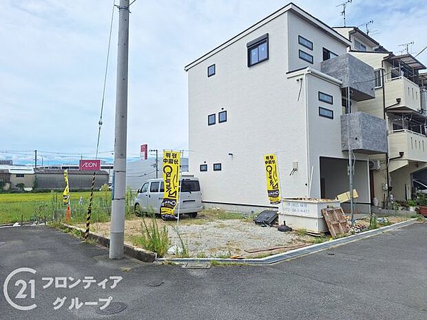 毎日のお買い物に便利な「イオンスタイル四條畷」まで徒歩圏内！「岡部小学校」へも徒歩3分と近く、子育てファミリーに大変おすすめの住環境です。