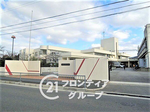 四條畷市立岡部小学校 徒歩3分。 190m