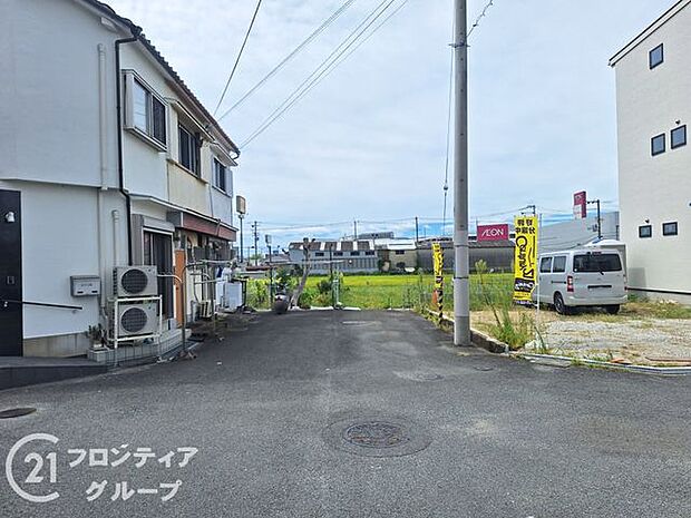 東側道路は幅員4.0mの公道に面しています。採光や風通しの良さ、周辺の落ち着いた街並みなど、実際の現地の雰囲気や状況をぜひご体感ください。