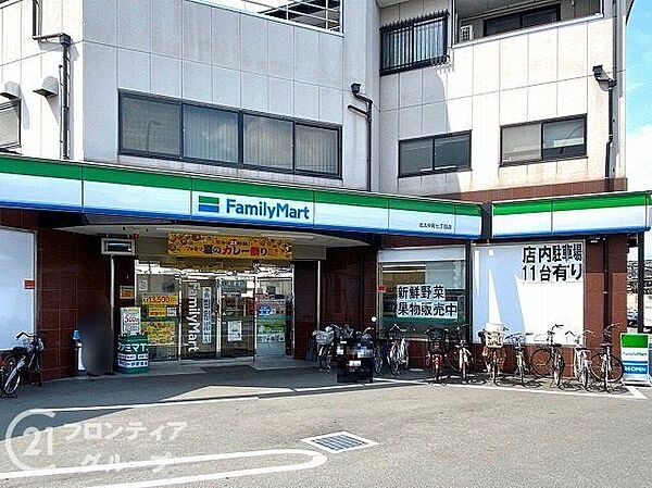 ファミリーマート佐太中町七丁目店 徒歩9分。 670m