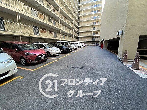 広々とした駐車場は、車の出し入れがスムーズで快適です。安心して利用できる環境が整っています。