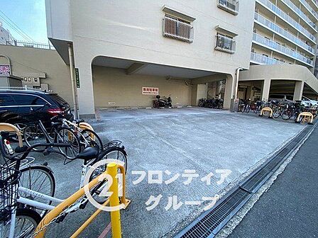 広々とした設計で、多くの自転車を収容可能です。