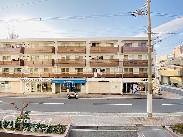 周辺には高い建物が少なく、バルコニーからは開放的な景色が広がります。提携している多くの金融機関から、お客様に最も有利な金利条件で住宅ローンをご提案します。