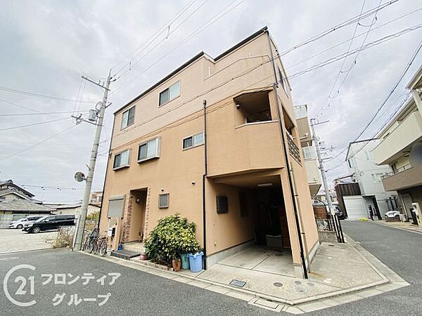 外観は周囲の街並みに美しく調和するシンプルなデザインです。