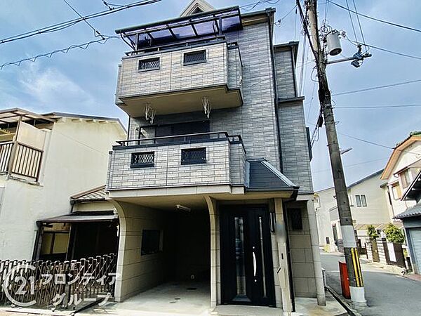 前道が整備されており、快適なアクセスを実現します。交通量の少ない環境で、静かに暮らせる住まいです。