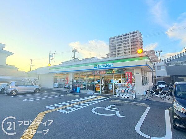 ファミリーマート守口西郷通店 徒歩4分。住宅街の角地にあるコンビニで、駐車場は7台分ございます。近くにスーパーがあるのでお買い物に便利です。 290m