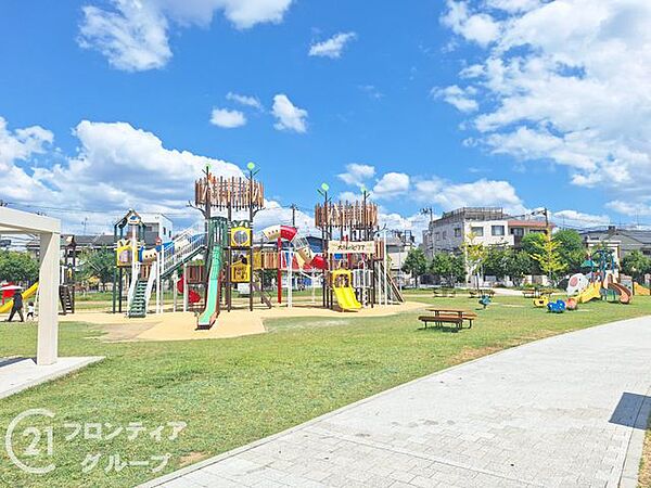 大枝公園 徒歩5分。子供用の遊具から大人向けの健康器具まであり、老若男女幅広く集える公園。噴水もあり、夏には水浴びも楽しめます。公園の中央事務所には、授乳室を完備。保護者にも優しい公園です。 340m