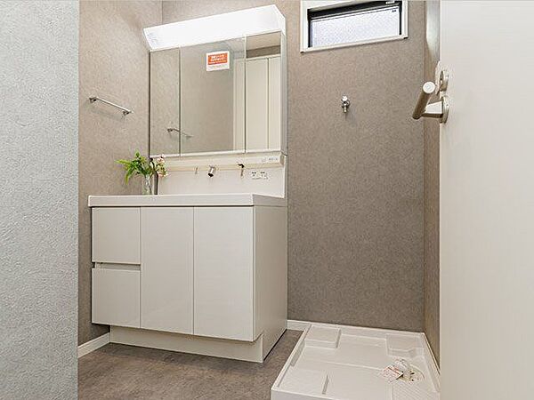 【施工例／洗面】シャンプードレッサーには座って身支度できるスペースもあり、お風呂上がりのドライヤーや朝のお化粧も楽々。