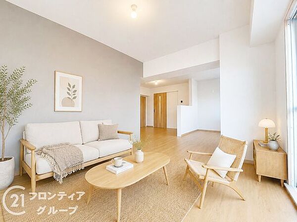 【家具設置イメージ図】窓から広がる景色を眺めながら過ごす時間は、まさに至福のひとときですね！プレミアムな仕様に囲まれた贅沢な空間で、大切な人たちとゆったりと流れる豊かな時間を心ゆくまで愉しめそうですね