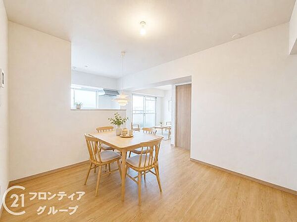 【家具設置イメージ図】木の温もりと柔らかな光が調和する開放感たっぷりのメインルーム！ステータスを感じさせる洗練された意匠と心地よい風が通り抜ける快適な空間が、理想的な都市生活を華やかに彩る憧れのＬＤＫ