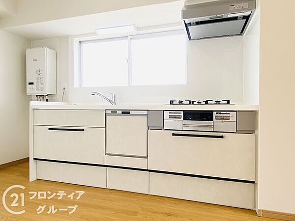 スライド引き出しタイプの収納は、奥の調理器具まで一目で見渡せて出し入れラクラク！広々としたシンクと調理スペースで、毎日のメニュー作りがもっと楽しくなる空間です。