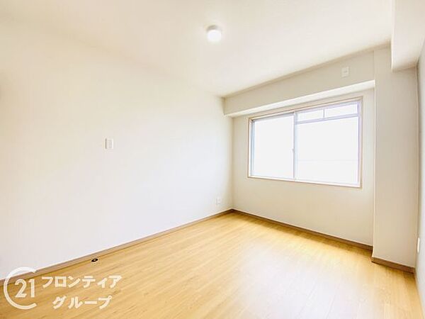 【洋室4.8帖】大きな窓からたっぷり日差しが差し込む、明るく開放的なお部屋。毎朝を気持ちよく迎えられそうな空間です。