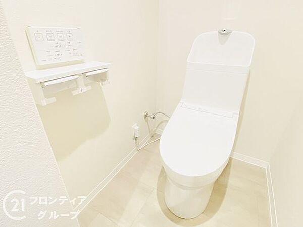 快適な温水洗浄便座を標準装備。便利な壁掛けリモコン付きで、操作もしやすく衛生的です。毎日の生活に欠かせない空間だからこそ、快適さにこだわりました。