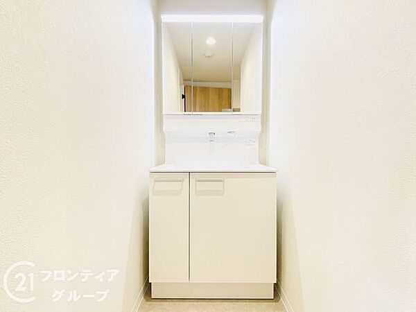 三面鏡タイプの独立洗面台を採用。鏡の裏は収納になっており、化粧品や歯ブラシなど小物もスッキリと片付きます。忙しい朝の身支度も快適です。