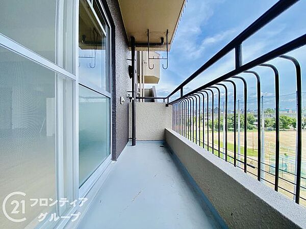 日当たり・風通しともに良好で、お洗濯物もカラッと気持ちよく乾きます。物干し金物も標準装備されているので、毎日の家事がスムーズに！