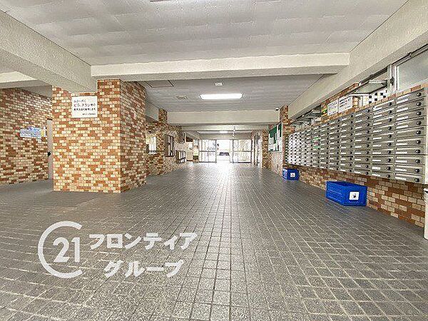 シンプルなロビーですが、住む人にとって居心地の良い空間を提供します