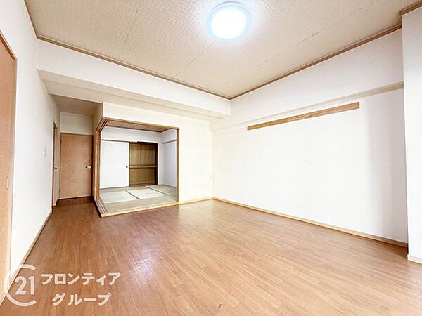 落ち着いた色合いのフローリングが特徴です。家族の時間を大切にする理想的な空間です。
