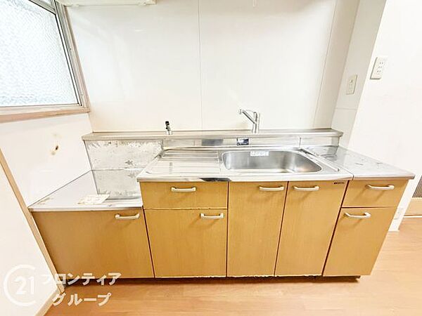 収納力ある吊戸棚付きのキッチンです。窓があるので換気もできます