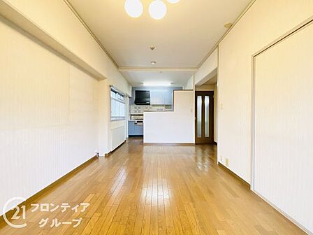 和室の扉を開けると開放感のあるリビングになります。