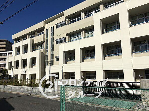 守口市立庭窪中学校 徒歩7分。庭窪小学校・佐太小学校・金田小学校の3つの小学校から生徒が集まります。 530m