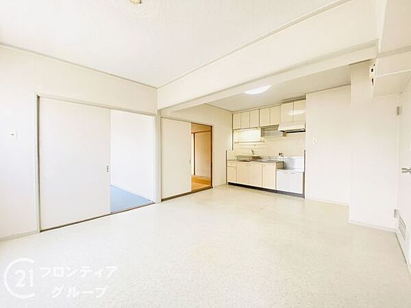 隣接するお部屋との仕切りを開ければ、より広々とした大空間として活用できるのが大きな魅力ですね！柔らかな陽光が差し込む明るい室内は、家族みんなが自然と集まる心地よい場所ですね！