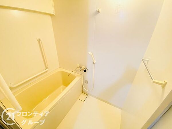 一日の疲れを優しく解きほぐしてくれる、明るく開放感のあるバスルームです。清潔感のあるカラーリングが心地よく、心身ともにリラックスできる至福のバスタイムを提供します