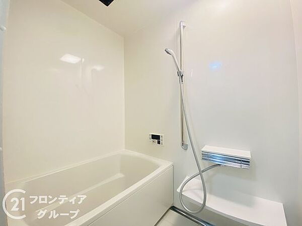 白を基調としたバスルーム。足をゆったりと伸ばせられるので、1日の疲れが癒されますね！