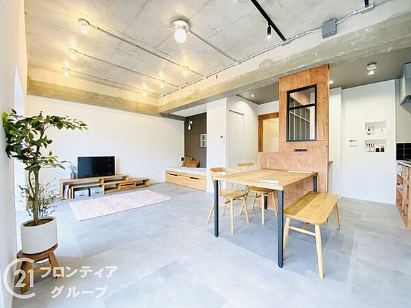 洗練されたスタイリッシュなデザインのリビングです。窓から温かい日差しがたっぷりとさし、明るく快適な空間です