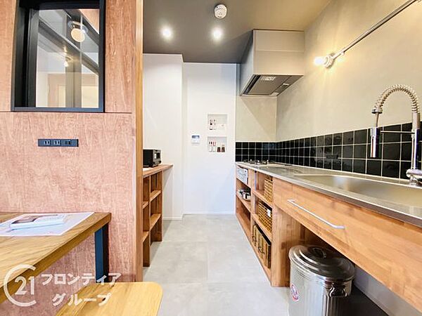 収納が充実したキッチンは、作業スペースも広々としており、毎日の家事を効率的にサポートします