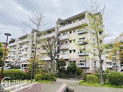 外観：風景に溶け込む落ち着いた外観。清潔感のある仕上がりで、住まう人の生活を温かく包み込んでくれます。