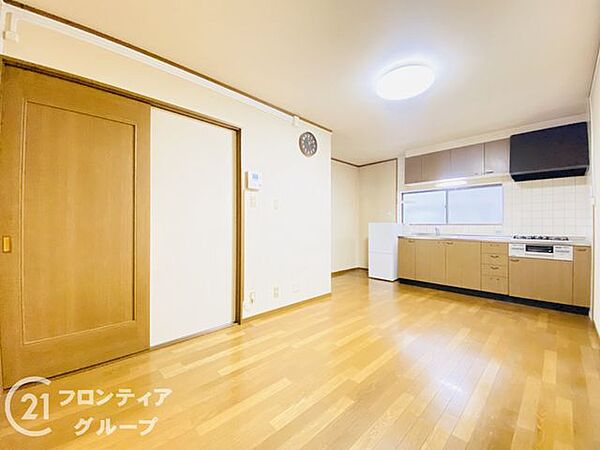 木目の美しさが際立つフローリングと明るい照明が、家族の団らんを優しく包み込みます。隣接するお部屋との繋がりも良く、ライフスタイルに合わせて自由な使い方ができる開放感に満ちたリビング空間です
