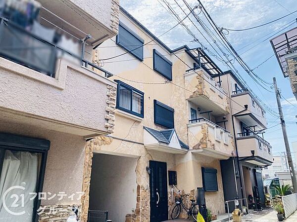 しっかりとした造りの外観は、安心感を与える堅牢なデザインです。長く住み続けられる住まいです。