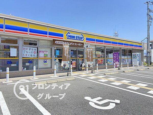 ミニストップ大阪今津北5丁目店 徒歩9分。 690m