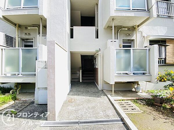 落ち着いた雰囲気のエントランスは、訪れる人に心安らぐ空間を提供し、温かく迎えてくれます！