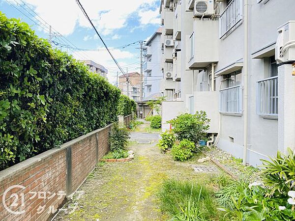 マンションの共有部分は、緑があり、住む人に安心感と温かみを提供する心地よい空間です！
