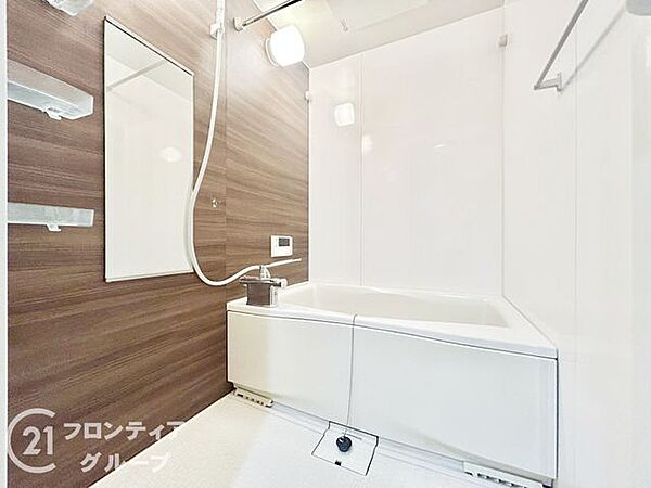 広々としたバスルームで、心地よいリラックスタイムを楽しめます。快適な空間で、日々の疲れを癒す贅沢な時間を提供します。