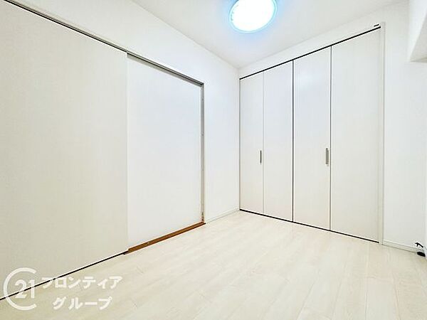 LDKと隣接する3.5帖の洋室。開放すれば広大な一体空間に、閉じれば書斎や子ども部屋としても使えるフレキシブルな一室。