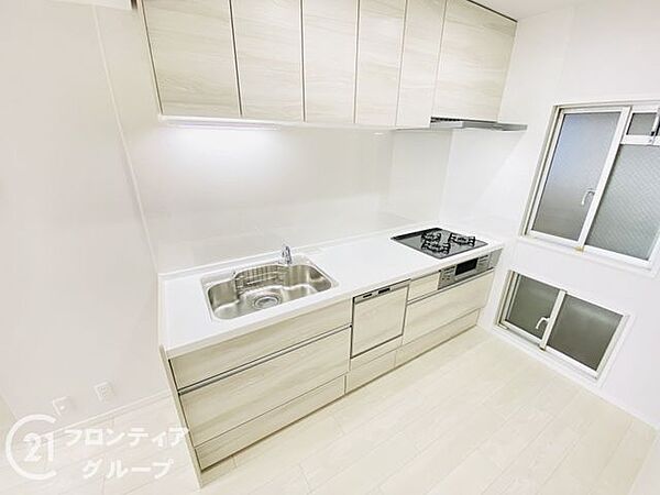 ホワイト基調の清潔感あふれるキッチンは毎日の料理を楽しく演出してくれます。使い勝手の良い3口コンロと広いシンクが備わり、忙しい夕食の準備もスムーズに進みます