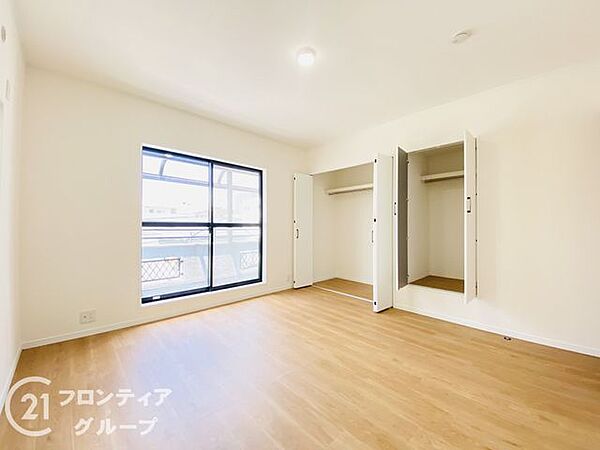 広々とした寝室で、心地よい眠りをお楽しみいただける空間が広がります。落ち着いた雰囲気の中で、リラックスしたひとときを過ごせる贅沢な空間です