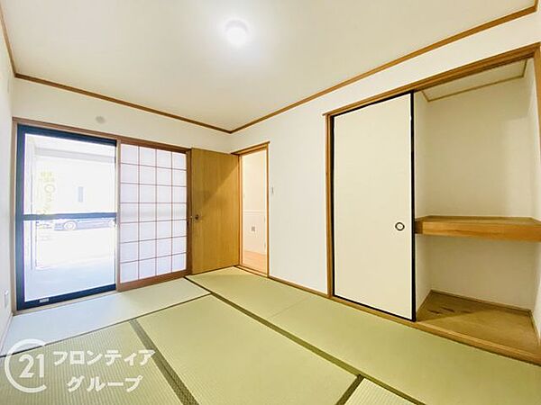 和室は、畳の香りが心地よい伝統的な空間です。障子から柔らかい光が入り、落ち着いた雰囲気を醸し出し、多目的に使えるため、客間やリラックススペースとして最適です