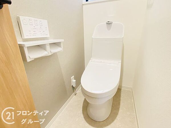 温水洗浄付きのトイレは、清潔で快適な使用感を提供し、毎日の生活をより便利で心地よくします。リラックスできる空間を作り出します