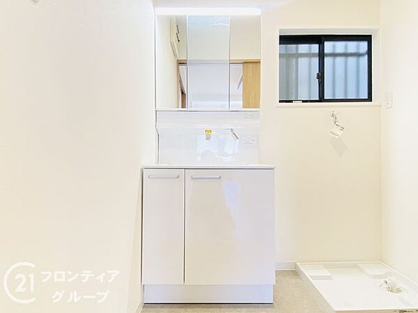 キッチンのすぐ隣に洗面所。お料理の合間に洗濯をスタート、そのままお風呂の準備へ。忙しい毎日でも家事を無駄なく回せる、共働き世帯にうれしい動線です。